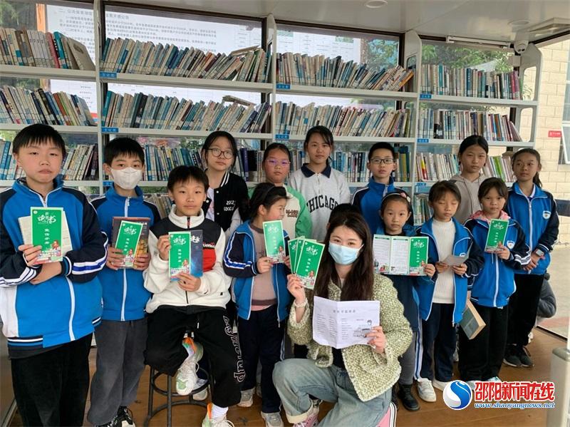 邵东市开展“以书润心 与智同行”世界读书日宣传活动