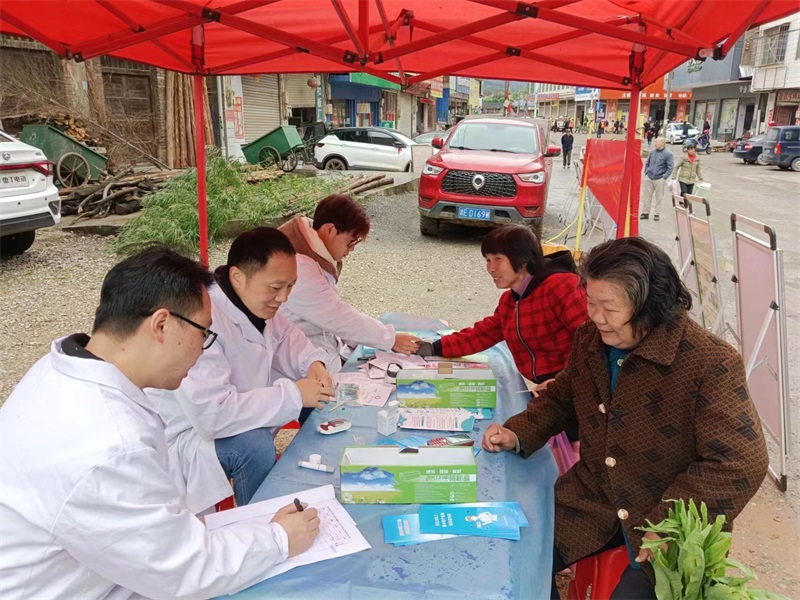 邵东市简家陇镇：医保宣传进农村 义诊服务暖民心