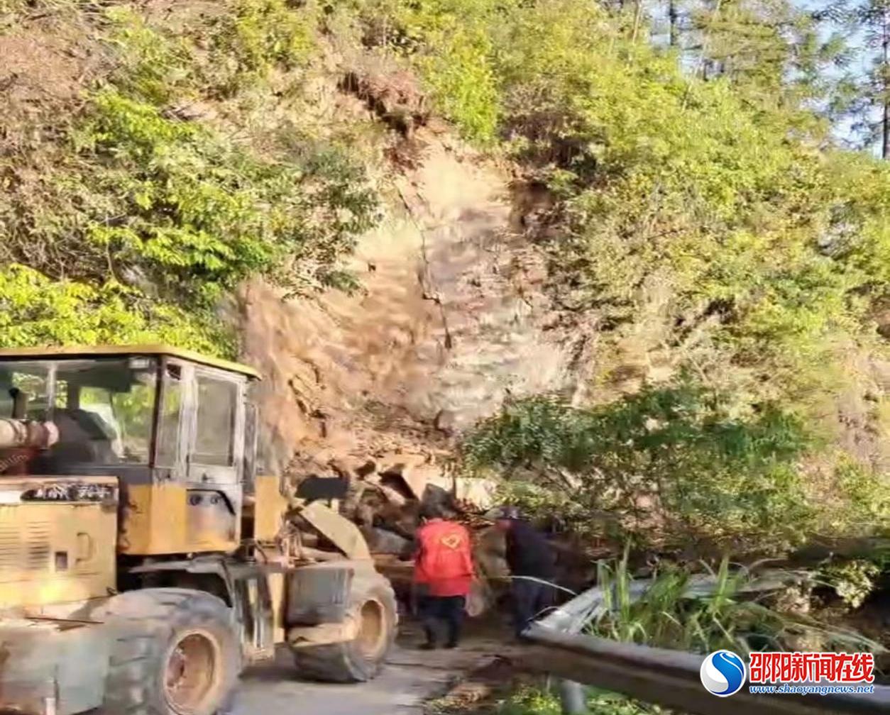 洞口县桐山乡中桃至蒲溪路段突发山体滑坡道路中断