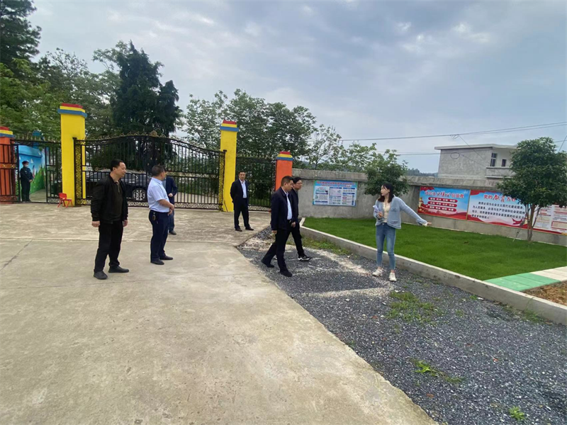隆回农商银行验收助资改建幼儿园环境工作