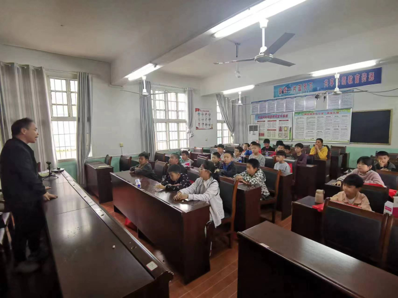 隆回县三阁司镇中心小学组织学生参加无人机飞行技术技能培训