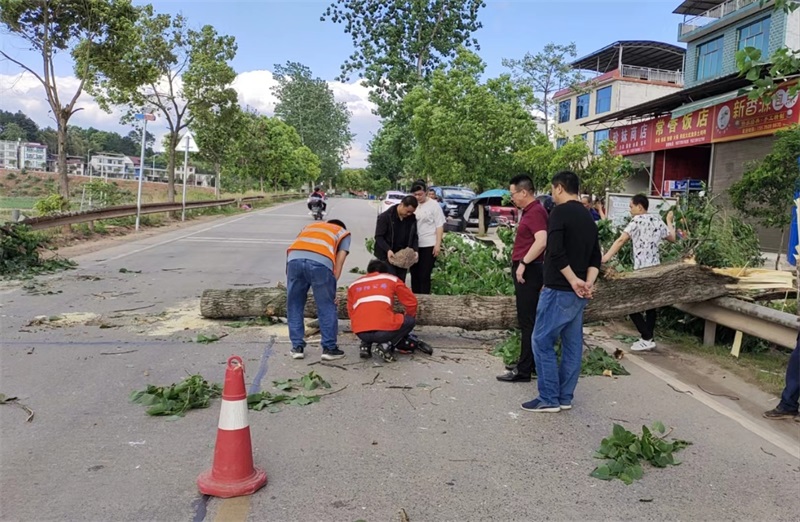 新宁：公路人五一在岗，强安全保畅通