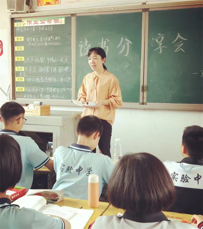 三尺讲台勤耕耘 一片丹心育桃李——记绥宁县实验中学教师黄一丹