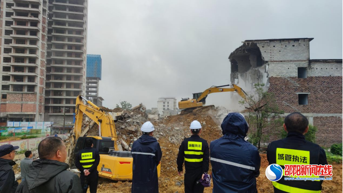 洞口县城三处违章建筑被依法拆除