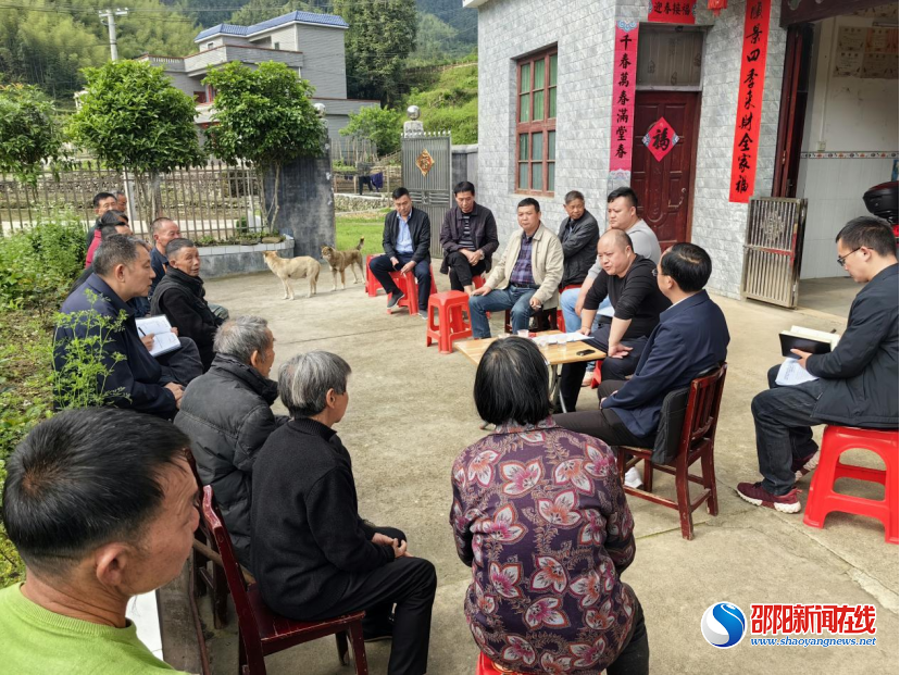 洞口县人民政府相关领导到石柱镇八寨村组织召开院落会