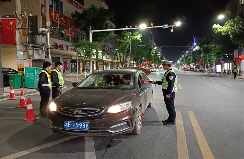 新宁交警：严查酒驾不放松，守护平安不停步