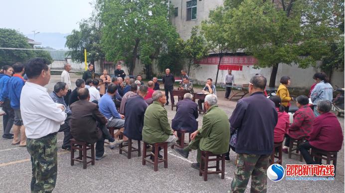 洞口县岩山镇开展自建房消防安全宣传院落会