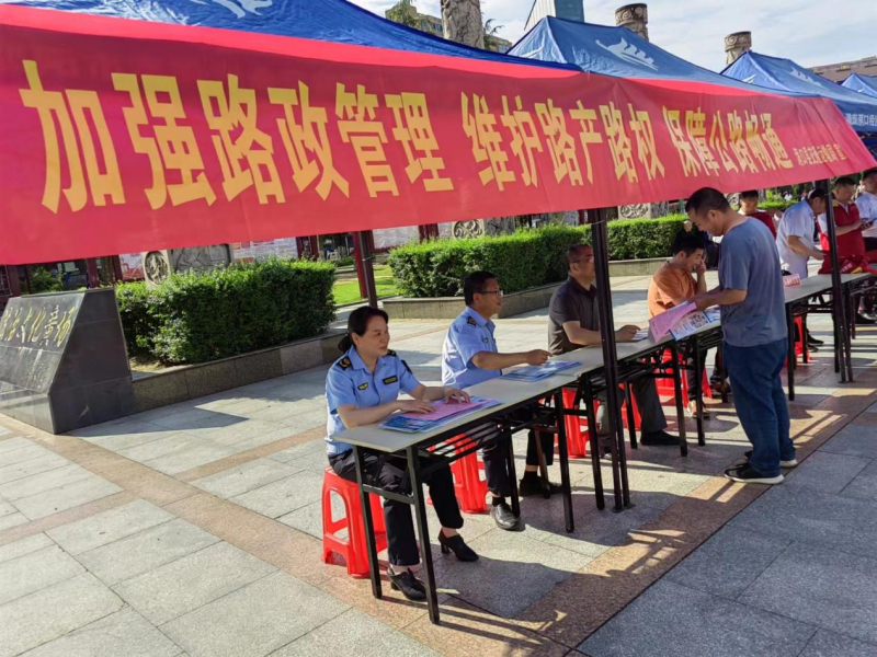 洞口县交通运输综合行政执法大队开展“路政宣传月”活动