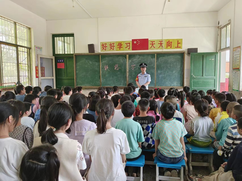 洞口县石江镇庆节小学开展“知路、爱路、护路”法治宣传进校活动