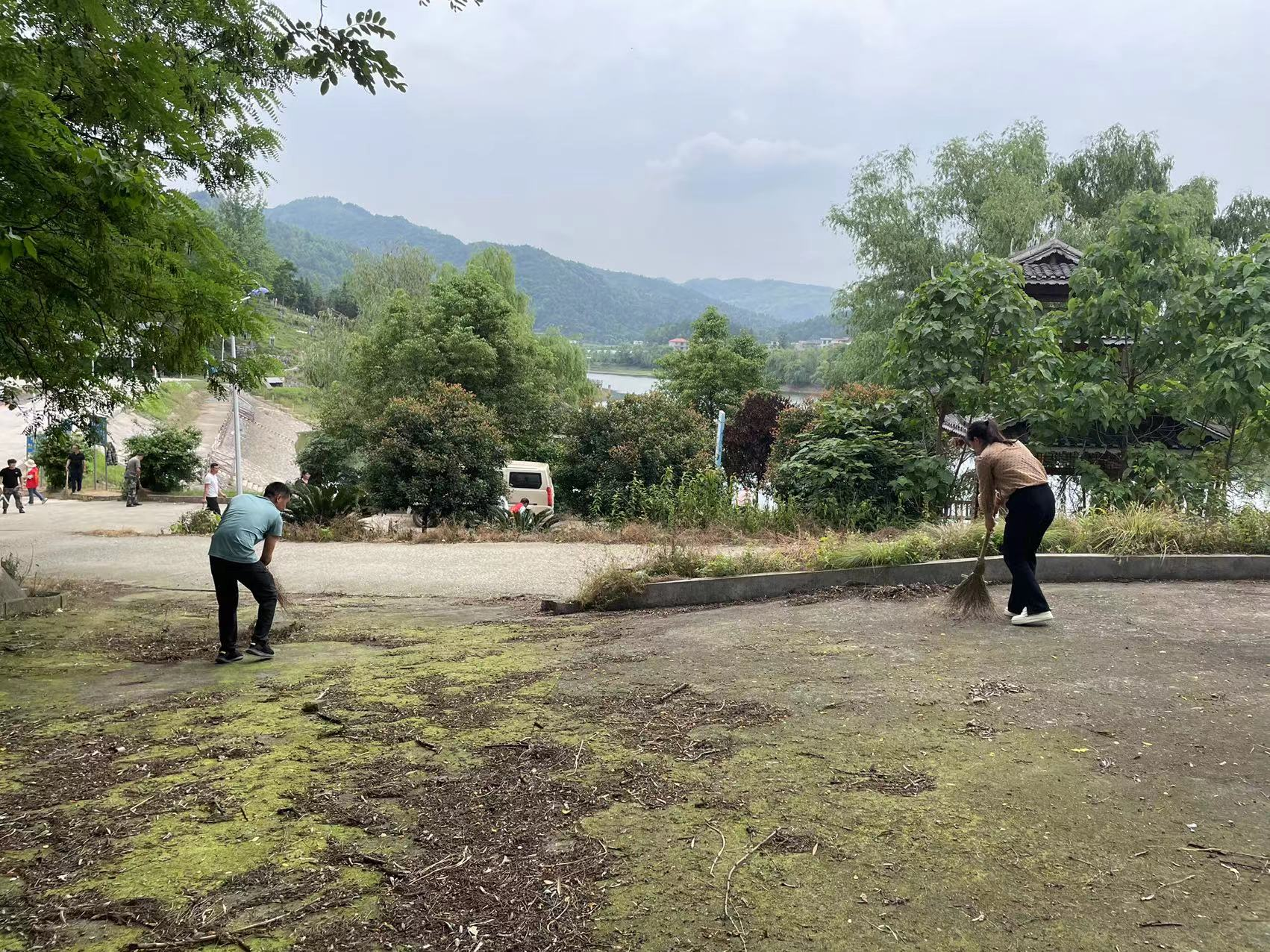 洞口县杨林镇河长办组织志愿者开展水库环境卫生大扫除活动