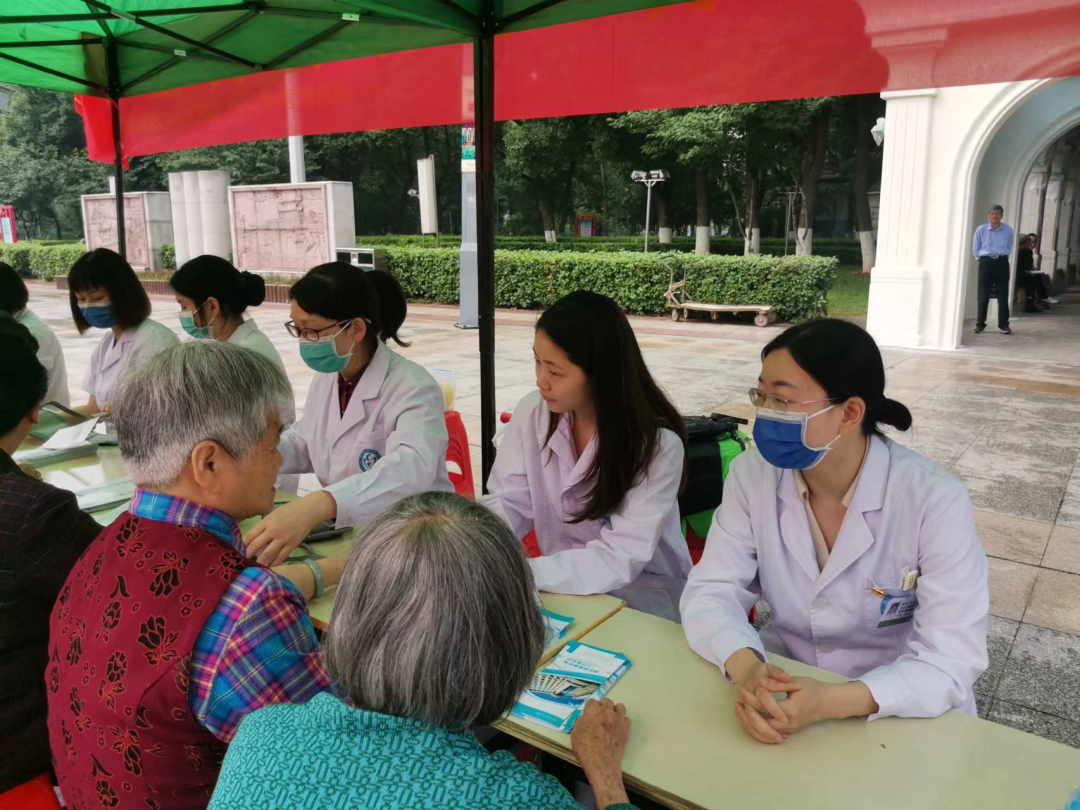 邵阳市中心医院：机关后勤第一党支部联合健康义诊主题党日活动