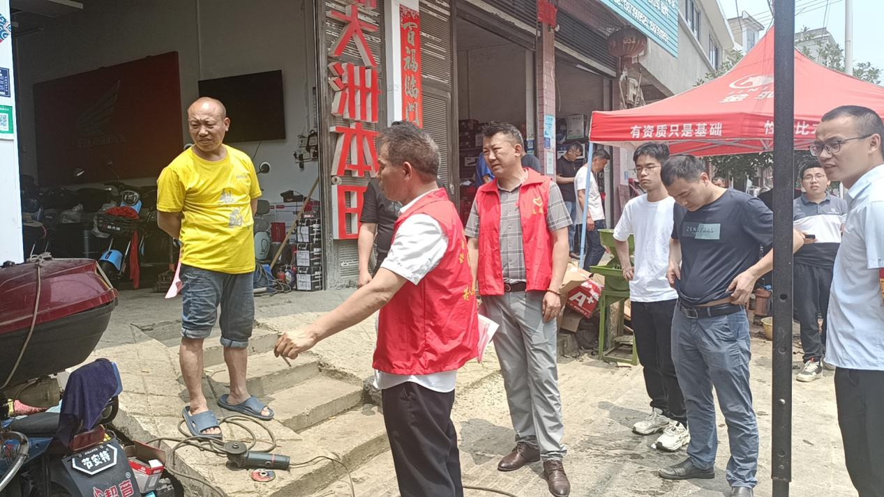 洞口县杨林开展沿街商户占道经营整治行动