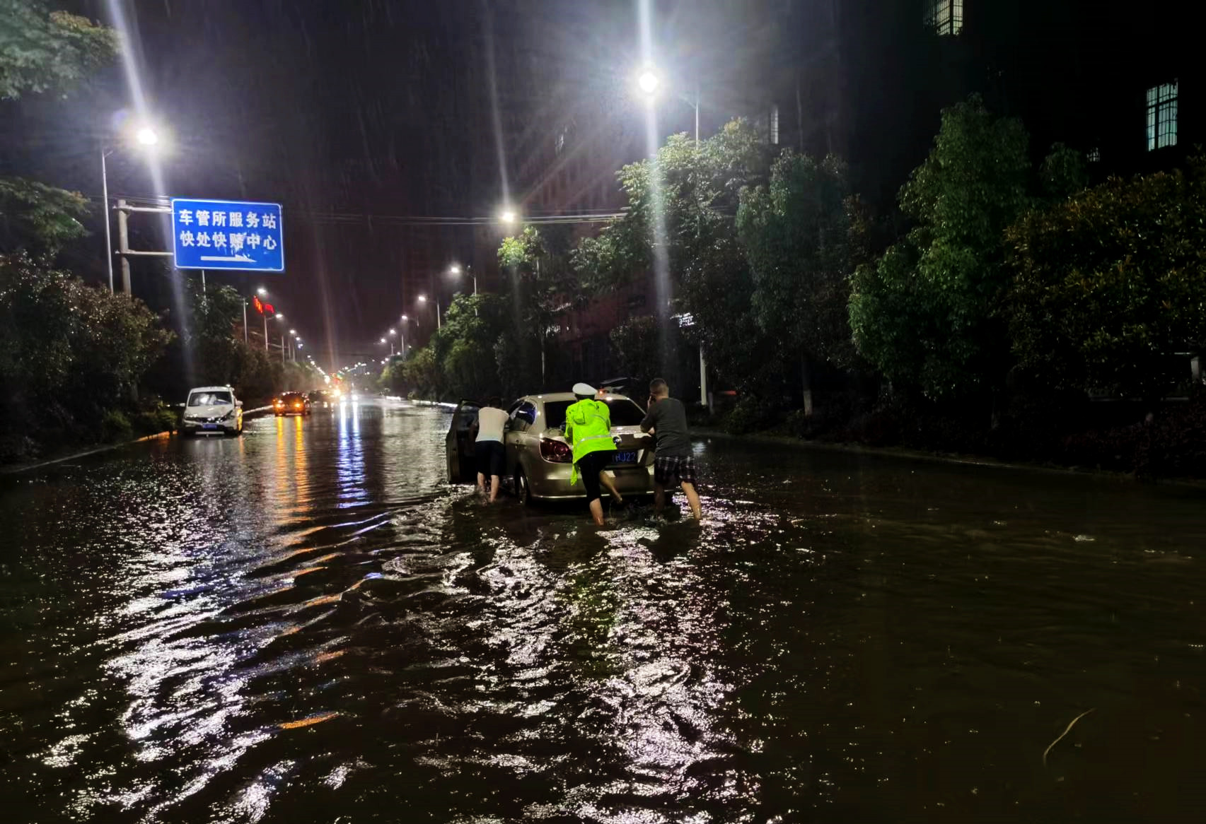 邵东交警：坚守岗位守护群众出行平安