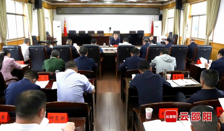 严华专题调度全市经济社会发展工作