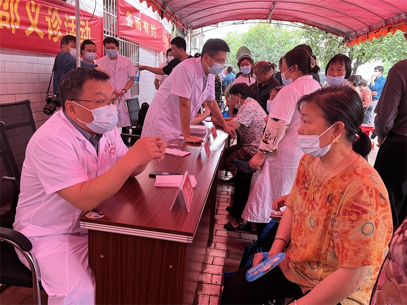 新邵县：民族团结一家亲 义诊下乡送健康