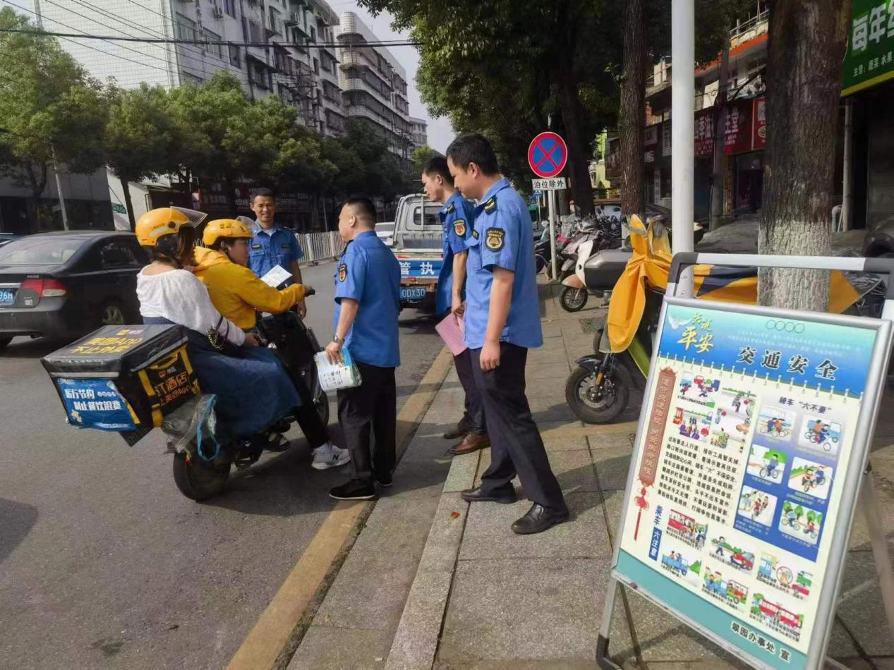 大祥区翠园街道：开展交通知识宣传 绷紧道路安全弦