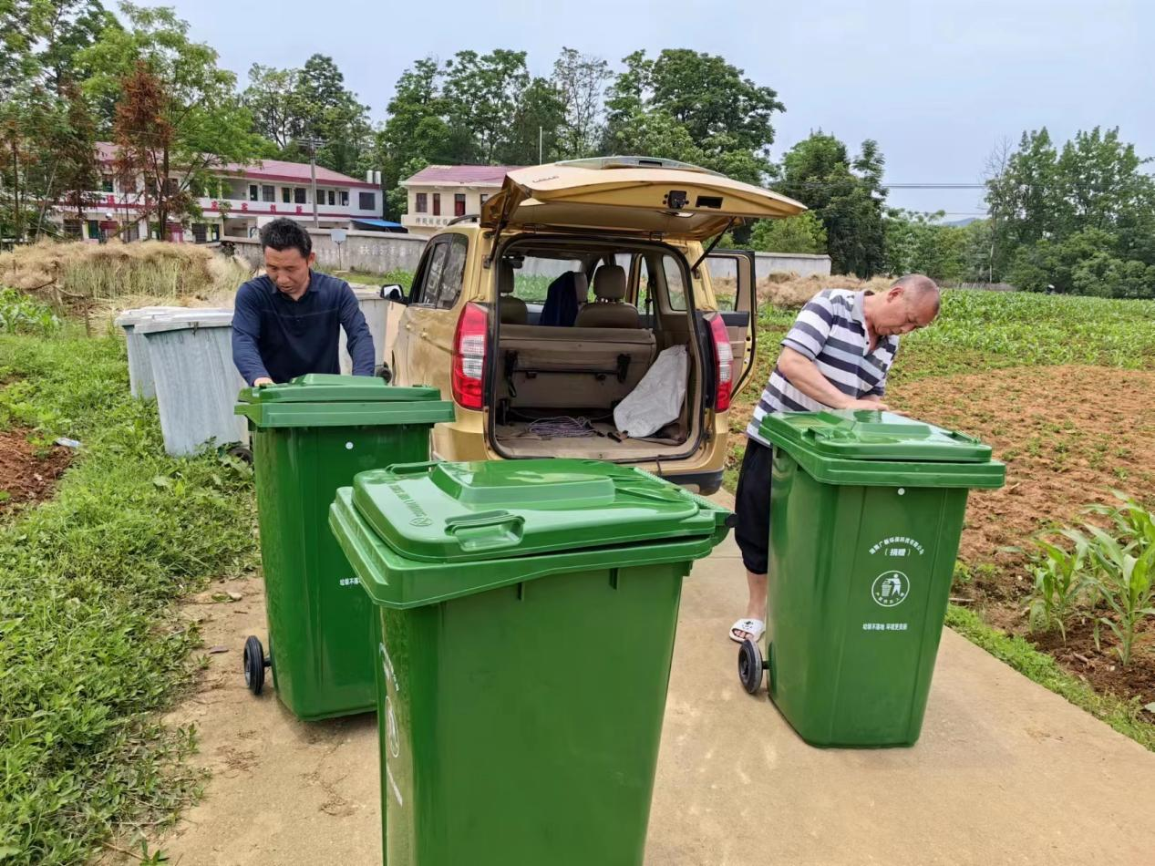 洞口县杨林镇坪阳村：更换垃圾桶扮靓辖区环境