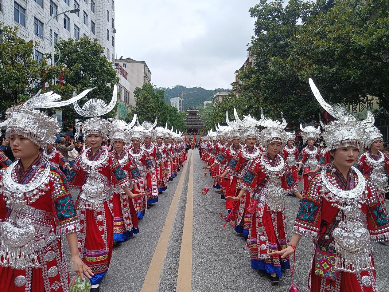绥宁县：百美姑娘手持道具盛装巡游