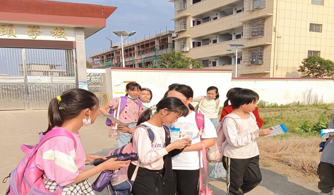 邵东市简家陇镇开展禁毒、反电诈、利剑护蕾入户宣传