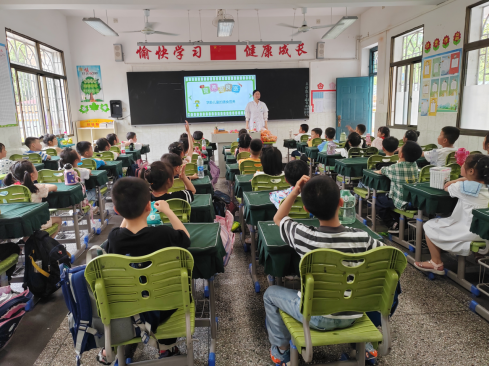 合理膳食是良医，健康成长伴我行——“5.20”学生营养日营养科进校园活动