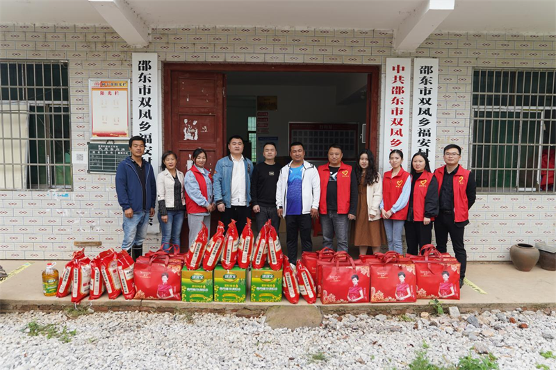 邵东市双凤乡：市人大代表慰问寄深情