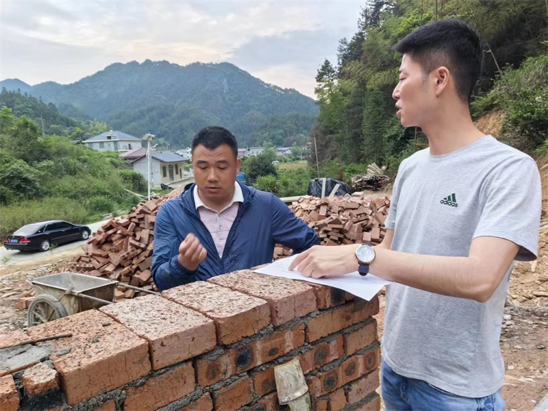 洞口县渣坪乡持续开展自建房竹脚手架安全整治行动