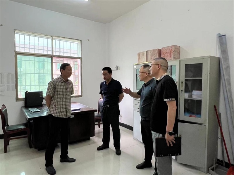 新邵县人大常委会到潭溪镇开展调研