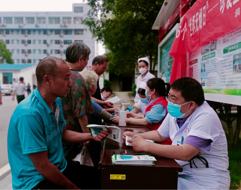 洞口县人民医院开展“珍爱生命 拒绝烟草”健康科普和义诊活动