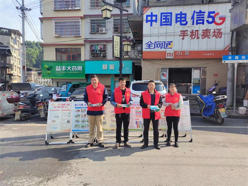 隆回县司门前镇：开展防溺水和交通安全面对面知识科普宣传活动