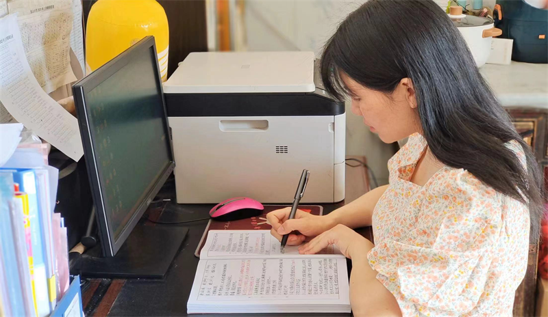 在平凡中播撒爱的阳光——记隆回县司门前镇东山小学教师谭彩霞