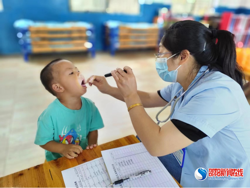 新宁县黄龙镇卫生院为幼儿园学生健康保驾护航