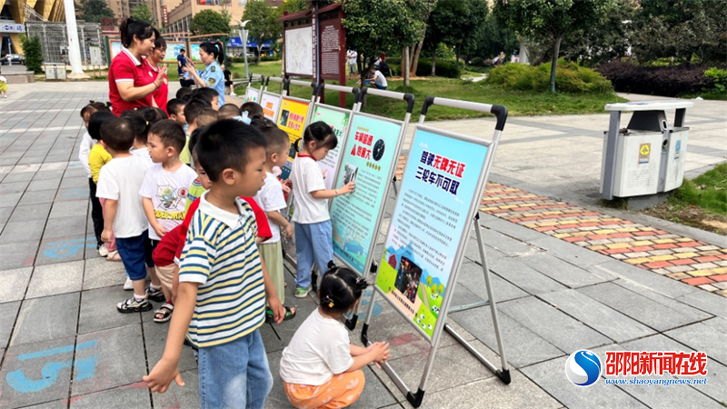 新邵交警“安全生产月”咨询日开展交通安全宣传活动