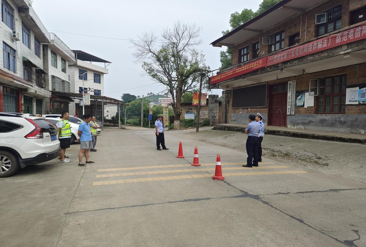 洞口县茶铺茶场管理区开展联合执法 确保道路交通安全