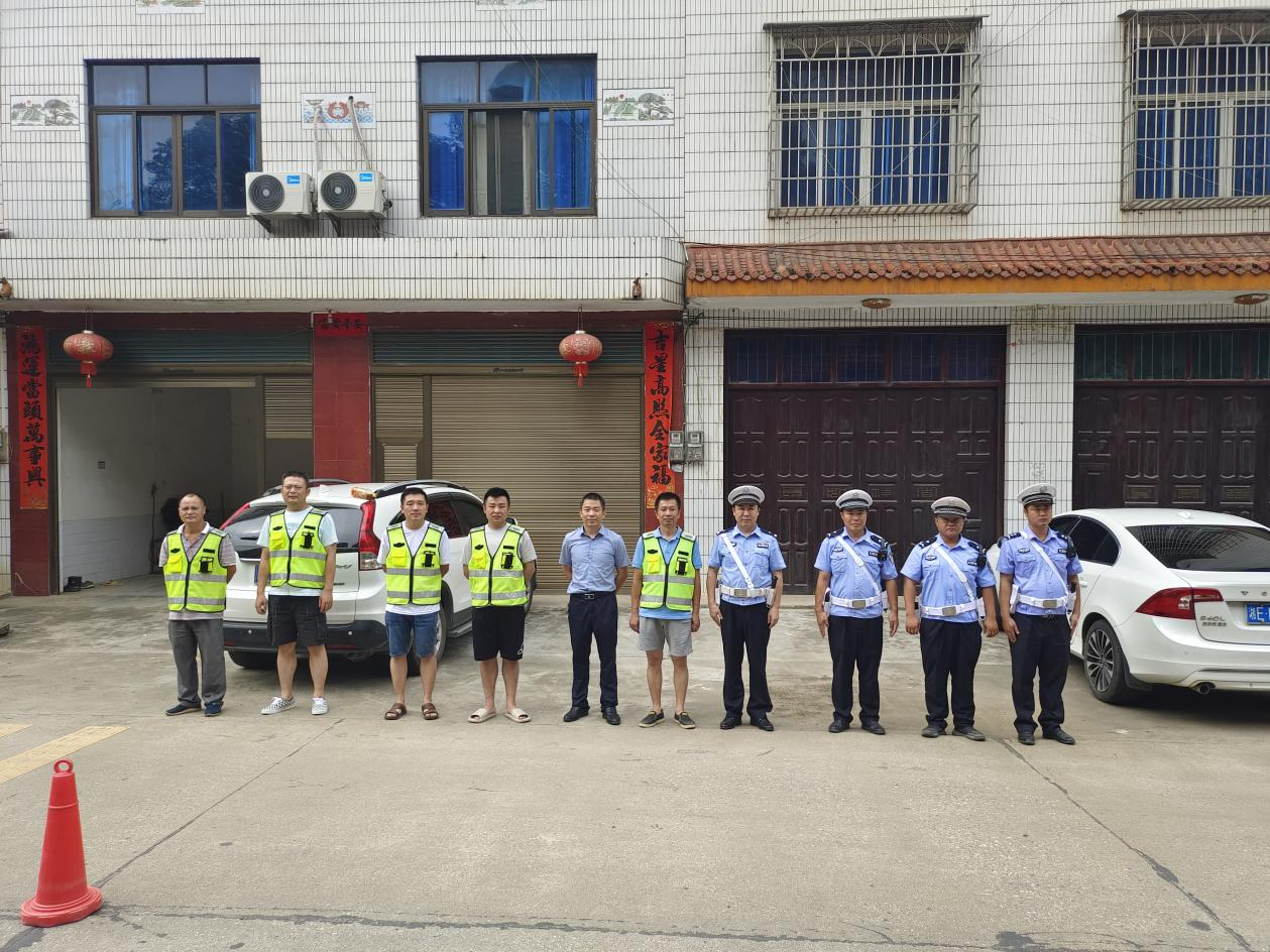 洞口县茶铺茶场管理区联合高沙交警中队开展道路安全整治行动