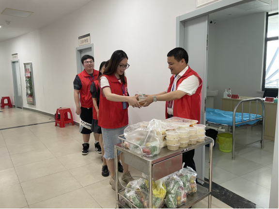 邵阳市中心医院：机关后勤第八党支部开展“奉献爱心、助力医考”志愿服务活动