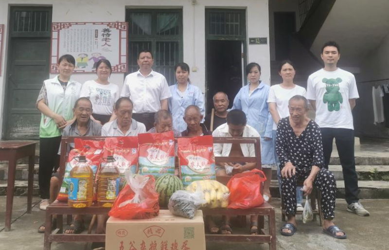 洞口县石江镇开展“情系敬老院 爱在进行时”端午节慰问活动