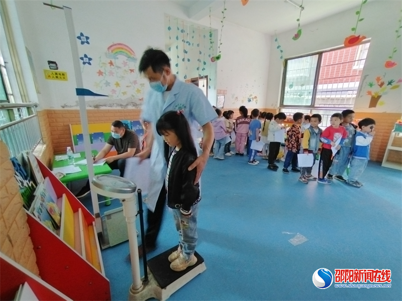 新宁县万塘乡卫生院开展幼儿免费健康体检活动