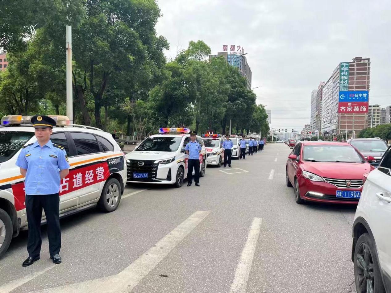 邵东市交通运输综合行政执法大队开展“路政宣传月”及路域环境专项整治行动