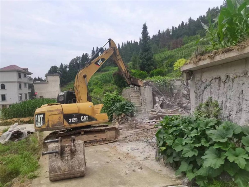 隆回荷香桥镇：重拳打击耕地违建行为