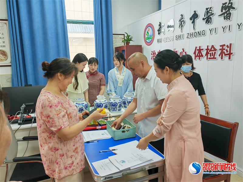武冈市中医医院开展“迎端午赠香囊 传播廉政文化”活动