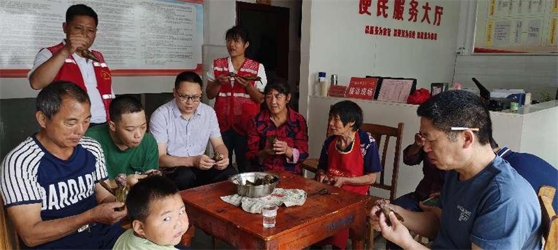 洞口县大屋瑶族乡岩龙村开展“话端午 尝粽子 促团结”活动