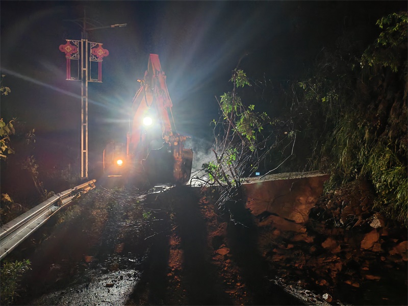 新邵县潭溪镇：山体滑坡巨石拦路 连夜清理抢通保畅