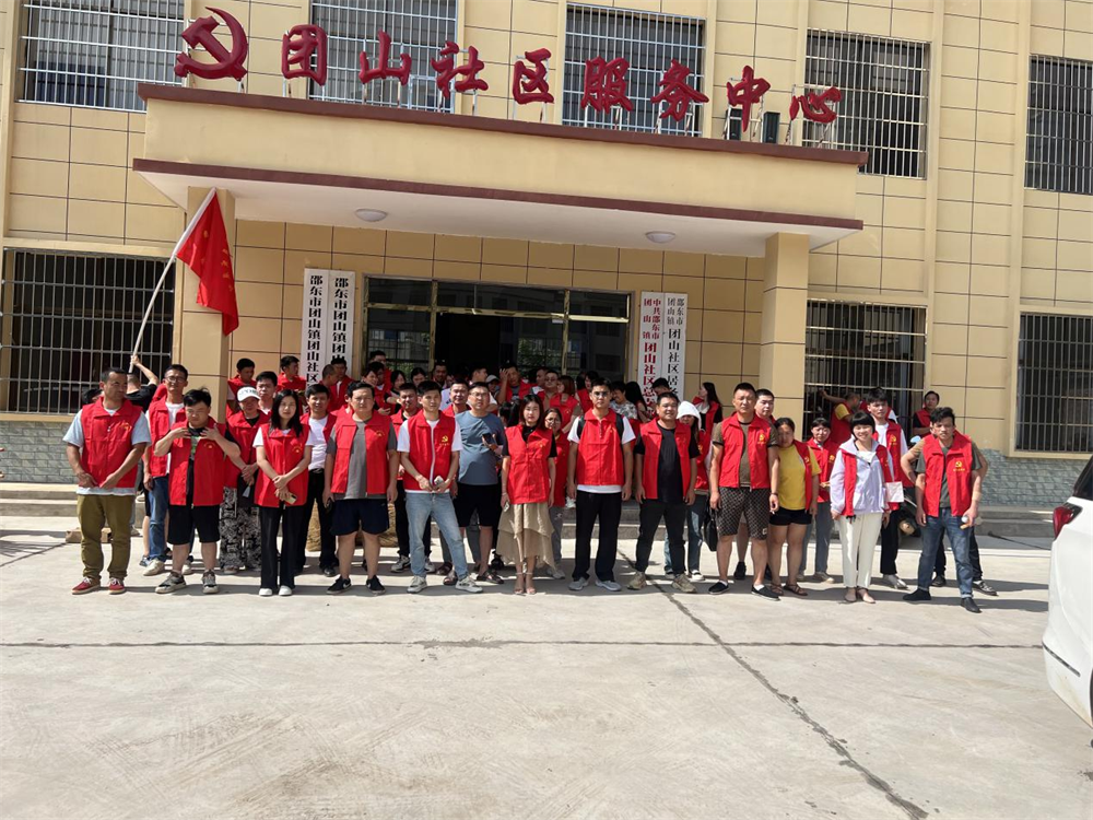 邵东市团山镇开展环境卫生清扫活动