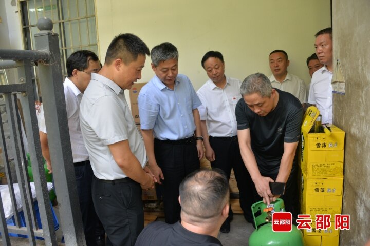 严华在市区暗访督导燃气等领域安全生产工作