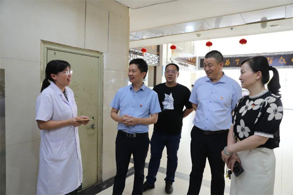 市中西医结合医院走访慰问困难党员