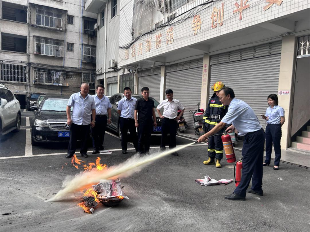 绥宁农商银行联合绥宁县消防救援大队开展消防安全应急演练