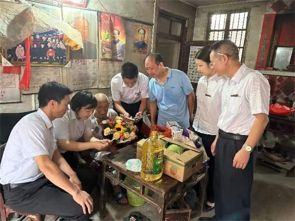 工商银行洞口支行走访慰问解放战争抗美援朝老兵