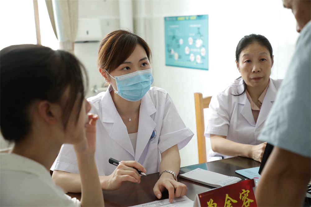 ​中南大学湘雅三医院到新宁县人民医院开展义诊科普活动