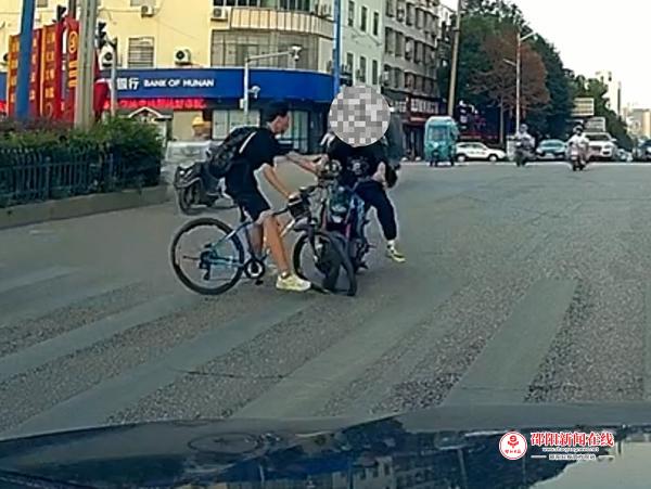 邵东交警：闯红灯遇上无证驾驶 两少年撞上了