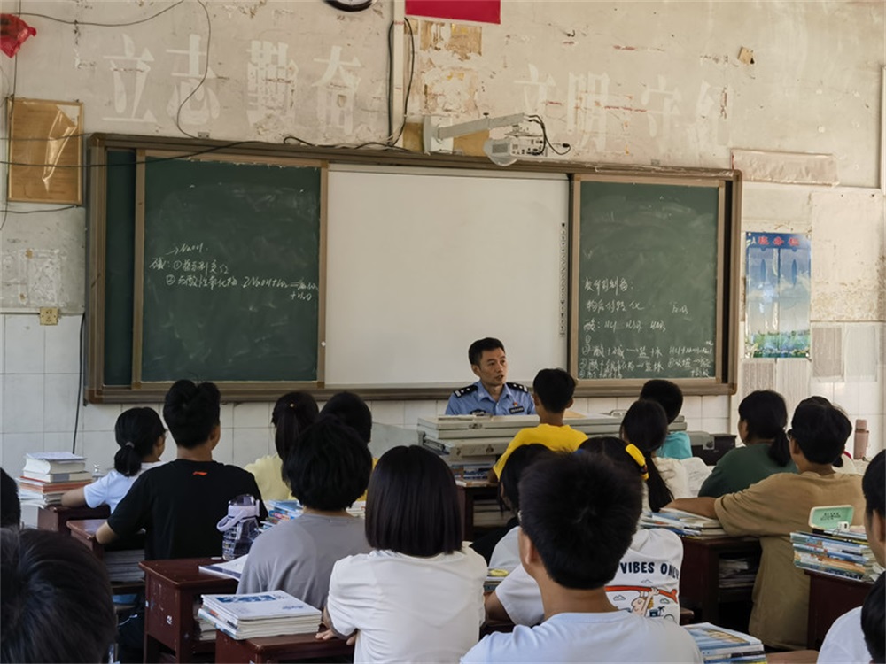 洞口四中法治副校长进校园普法宣传护成长